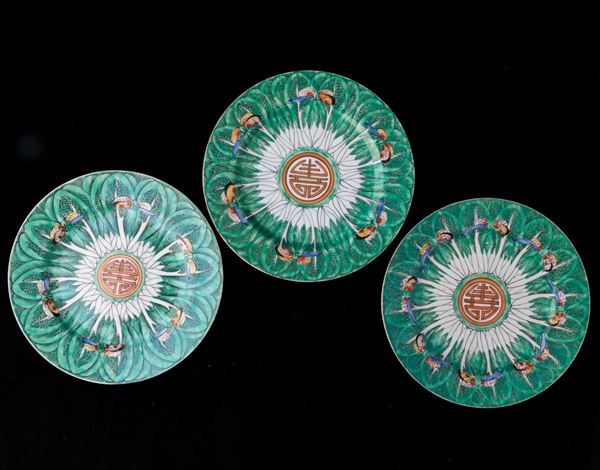 Tre piatti in porcellana con ideogrammi e farfalle, Cina, inizi XX secolo