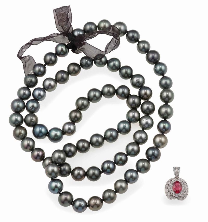 Lungo filo di perle Tahiti ed un pendente con spinello di ct 3.10 circa e diamanti  - Asta Fine and Coral Jewels - Cambi Casa d'Aste