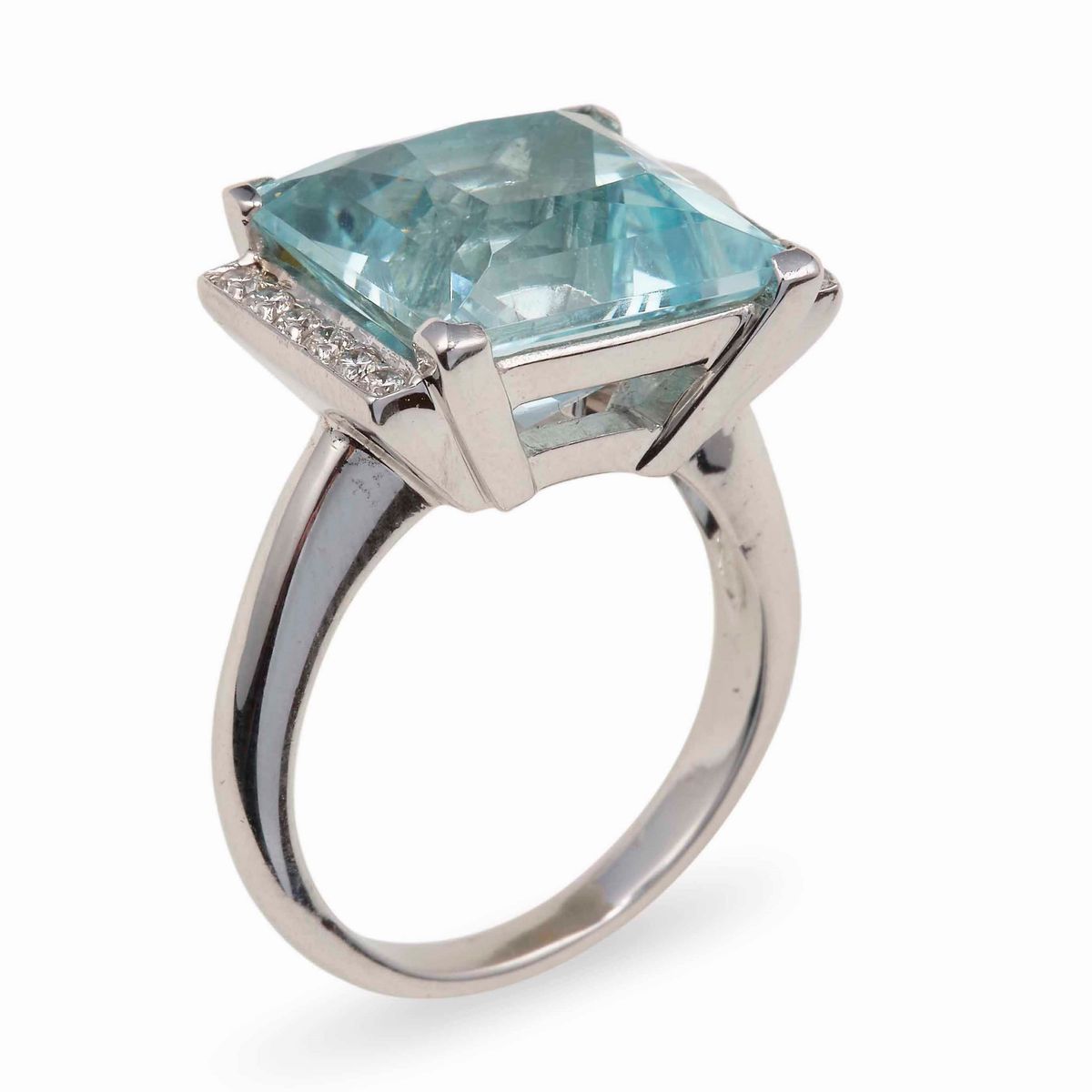 Anello con Acquamarina di Ct 13.00 Circa e Diamanti