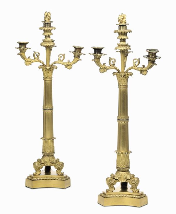 Coppia di candelabri in bronzo dorato a tre luci. Piemonte o Francia, 1830 ca.