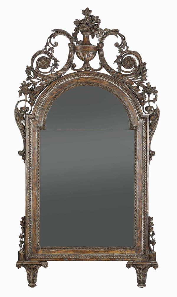 Specchiera in legno intagliato e argentato. XVIII-XIX secolo