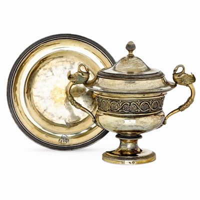 Tazza con Présentoir. Argento Primo Titolo Fuso, Sbalzato, Cesellato e Dorato. Parigi 1819-1838, ...