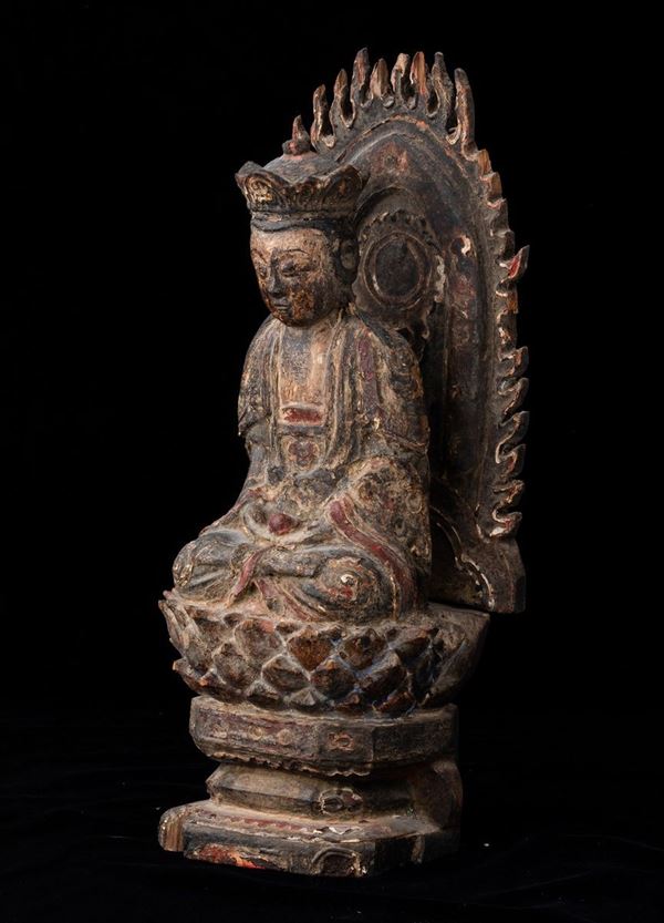 Figura di Buddha Amitayus seduto su fiore di loto entro aura scolpito in legno con tracce di policromia, Cina, probabilmente Dinastia Ming
