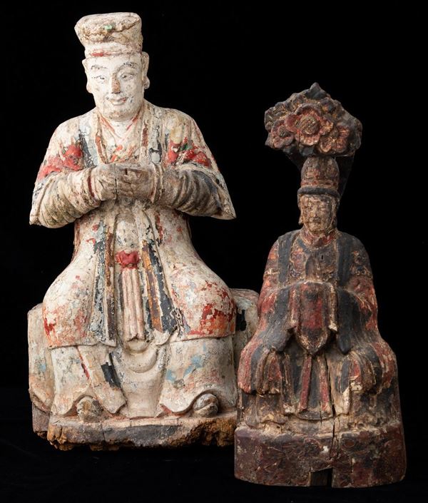 Due figure di dignitari intagliati in legno con tracce di policromia, Cina, probabilmente Dinastia Ming