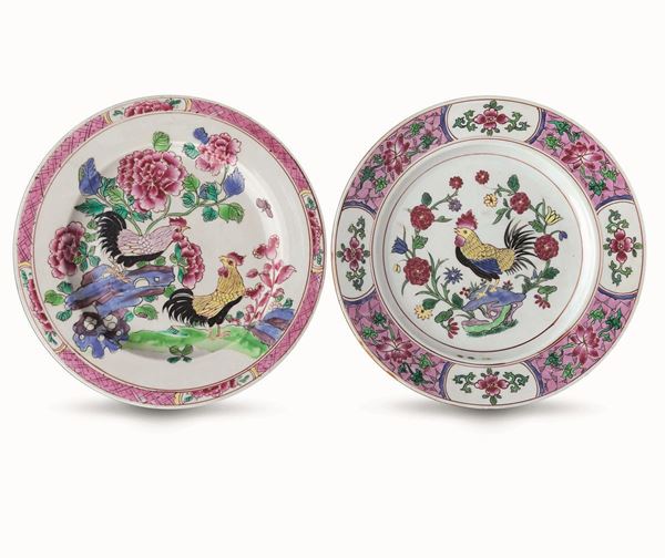 Due piatti diversi in porcellana Famiglia Rosa con galletti e decori floreali, Cina, Dinastia Qing, epoca Qianlong (1736-1796)