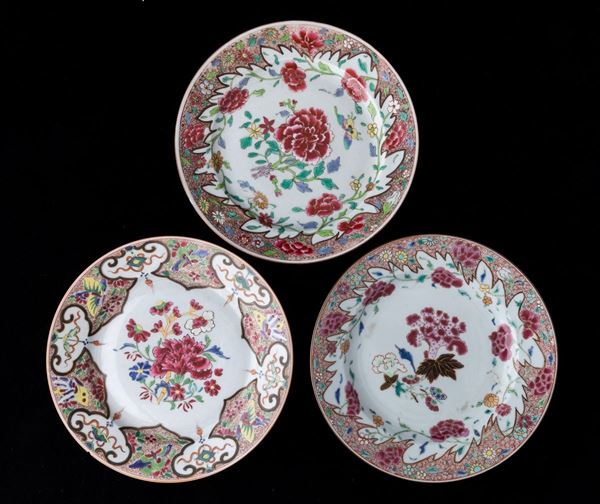 Tre piatti diversi in porcellana Famiglia Rosa con peonie e decori floreali, Cina, Dinastia Qing, epoca Qianlong (1736-1796)