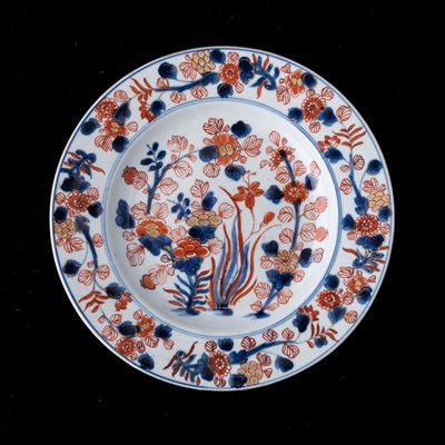 Piatto in Porcellana Imari con Decori Floreali, Cina, Dinastia Qing, XIX Secolo