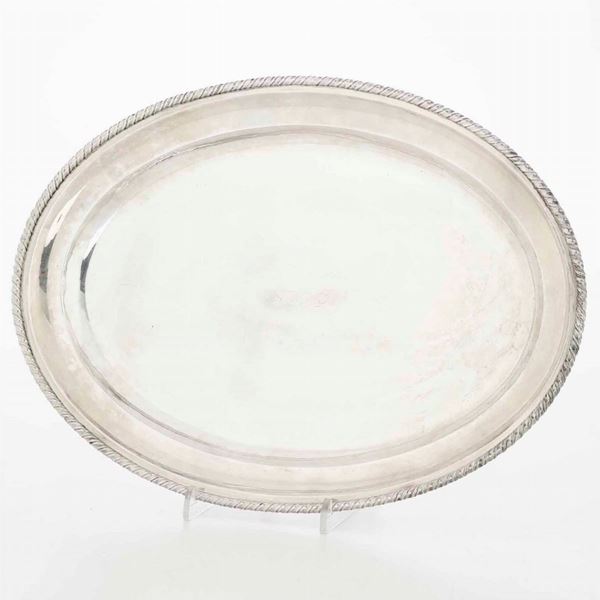 Vassoio ovale in argento. Argenteria italiana del XX secolo. Argentiere Petruzzi Antonio & Branca Ugo, Brescia