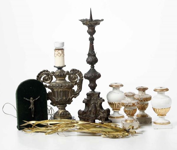 Lotto di oggetti sacri in metallo e portapalme in legno laccato