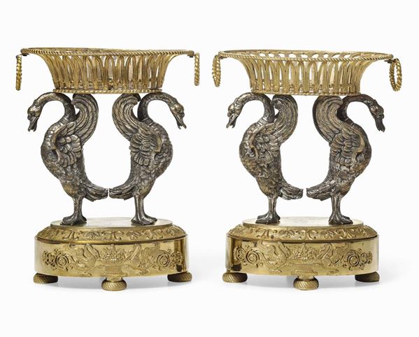 Coppia di alzate in bronzo dorato e patinato. XIX secolo