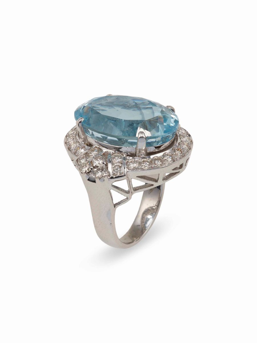 Anello con Acquamarina di Ct 20.75 Circa e Diamanti a Contorno