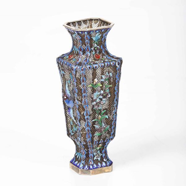 Piccolo vaso in filigrana d'argento con decori naturalistici a  smalti, Cina, inizi XX secolo