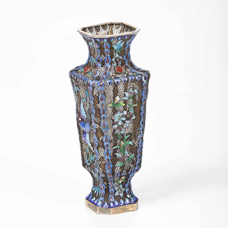 Piccolo vaso in filigrana d'argento con decori naturalistici a  smalti, Cina, inizi XX secolo  - Asta Arte Orientale - Cambi Casa d'Aste