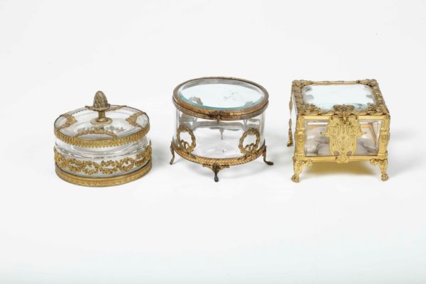 Lotto di tre scatole diverse in cristallo e lamierino dorato, fine XIX secolo