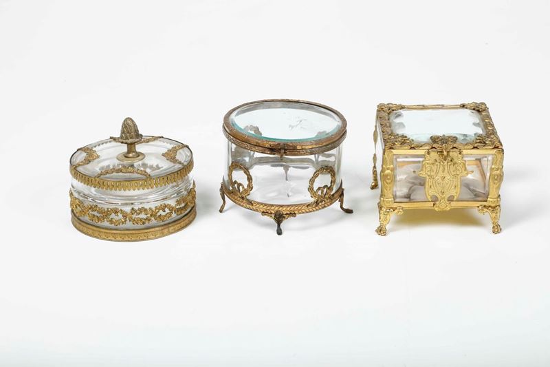 Lotto di tre scatole diverse in cristallo e lamierino dorato, fine XIX secolo  - Asta Antiquariato Giugno | Cambi Time - Cambi Casa d'Aste