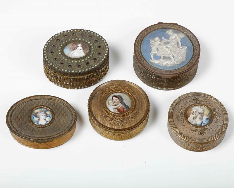 Lotto di cinque scatole diverse in lamierino dorato e bronzo. XIX-XX secolo  - Auction Antique June | Cambi Time - Cambi Casa d'Aste