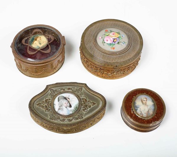 Lotto di quattro scatole diverse in lamierino dorato e bronzo. XIX-XX secolo