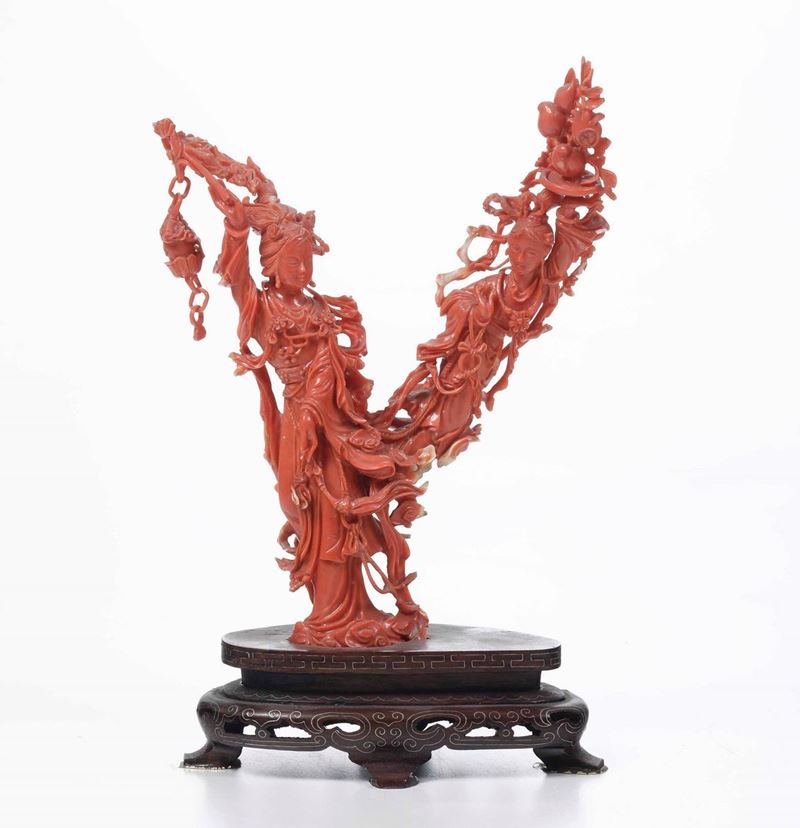 Gruppo scolpito in corallo raffigurante fanciulle tra rami in fiore, Cina, inizi XX secolo  - Auction Italian Mansions - Cambi Casa d'Aste