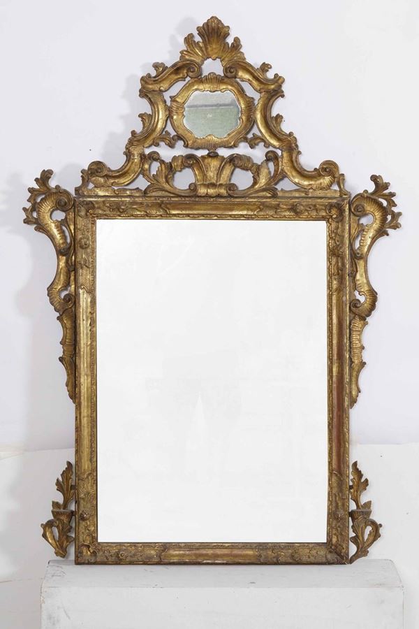 Specchiera in legno intagliato e dorato. XIX secolo