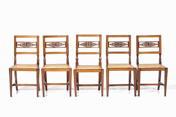Gruppo di cinque sedie con schienale a giorno in legno intarsiato. XIX secolo