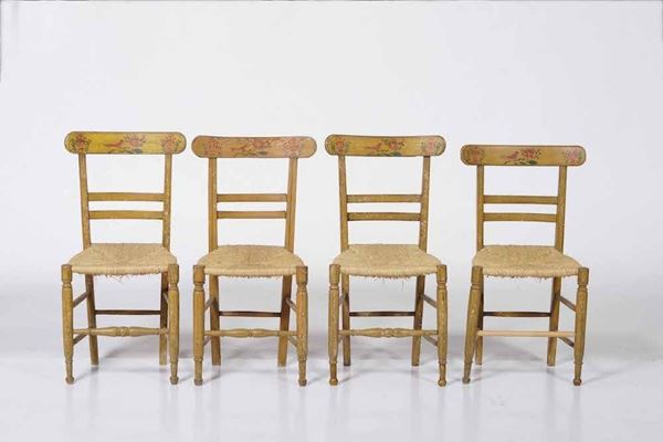 Quattro sedie in legno dipinto.