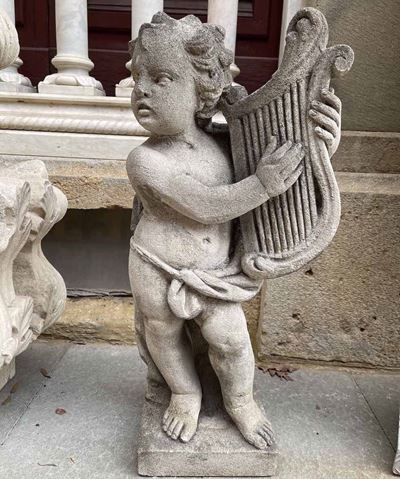 Putto con Cetra. Pietra Scolpita. Arte Barocca Italiana del XVIII Secolo
