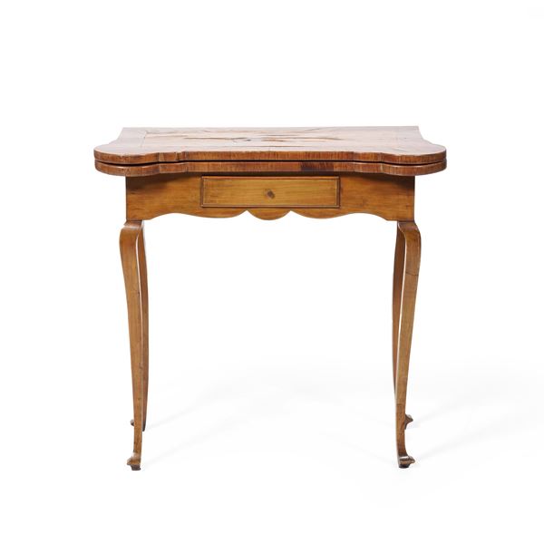 Tavolo da gioco in legno intagliato. XIX secolo