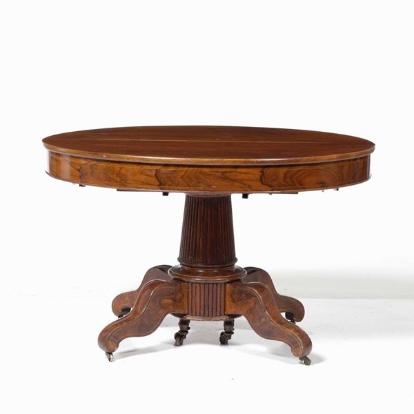 Tavolo con piano circolare in legno intagliato e lastronato. XIX secolo