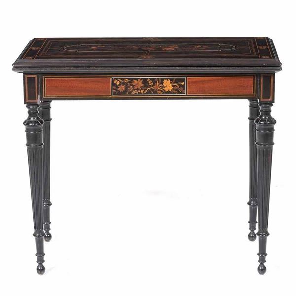 Tavolo da gioco inlegno lastronato ed intarsiato in varie essenze. XIX secolo
