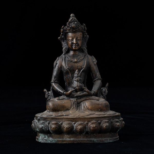 Figura di Avalokitesvara in bronzo seduta su fiore di loto, Tibet, XIX secolo