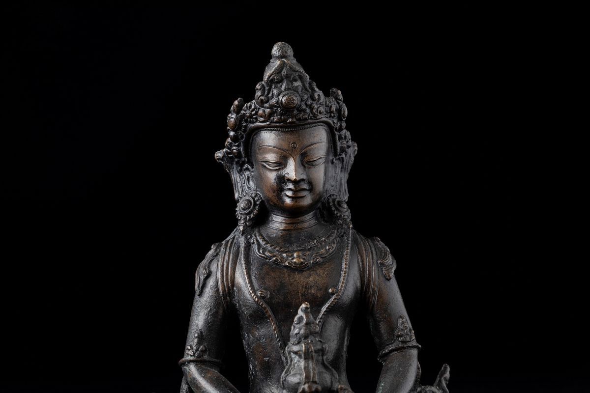 Figura di Avalokitesvara in Bronzo Seduta su Fiore di Loto, Tibet, XIX Secolo