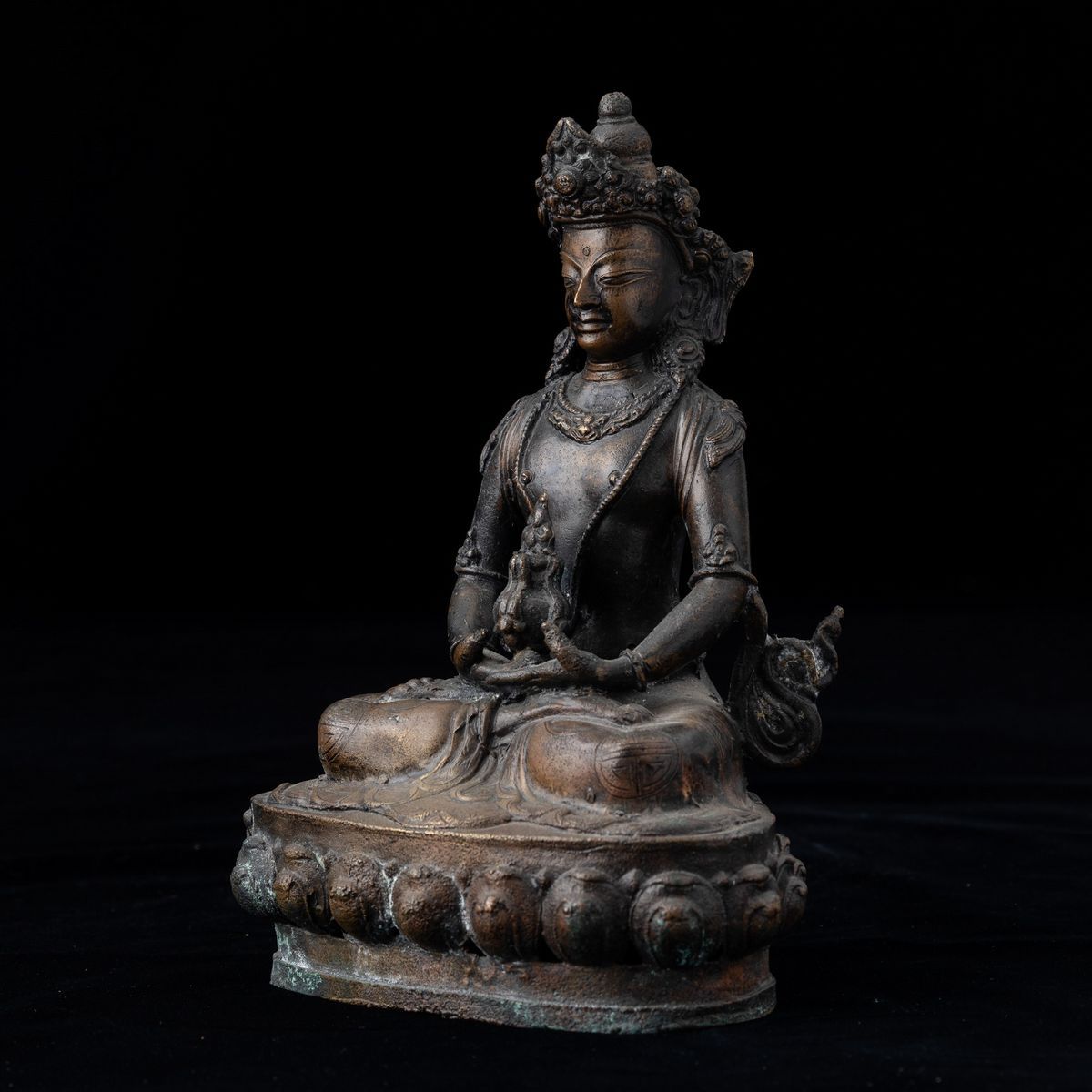 Figura di Avalokitesvara in Bronzo Seduta su Fiore di Loto, Tibet, XIX Secolo