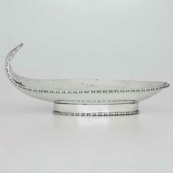 Ciotola ovale in argento. Argenteria italiana del XX secolo