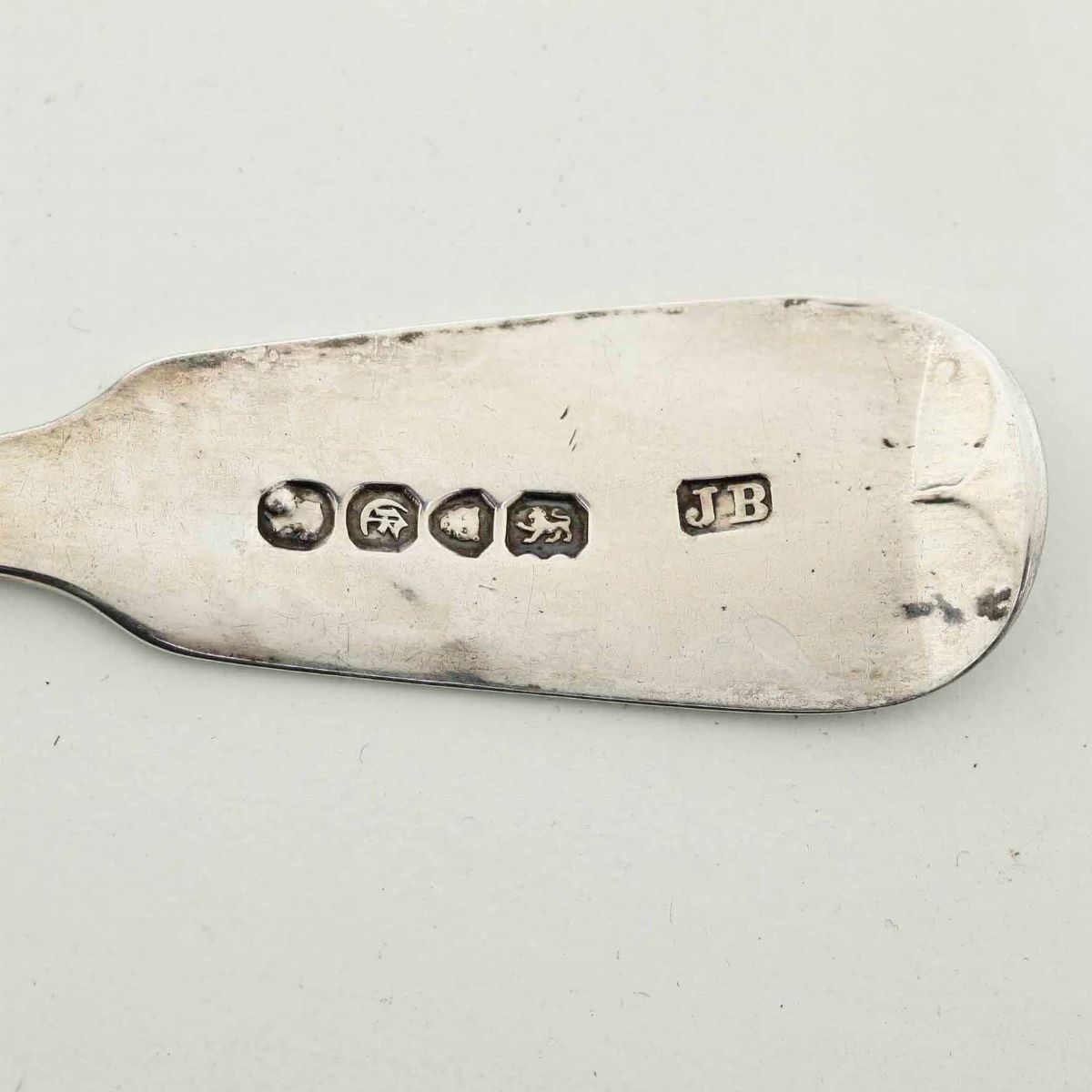 Due Cucchiai in Argento Sterling Dorato. Inghilterra XX Secolo, Marchio della Città di Londra, Ar...