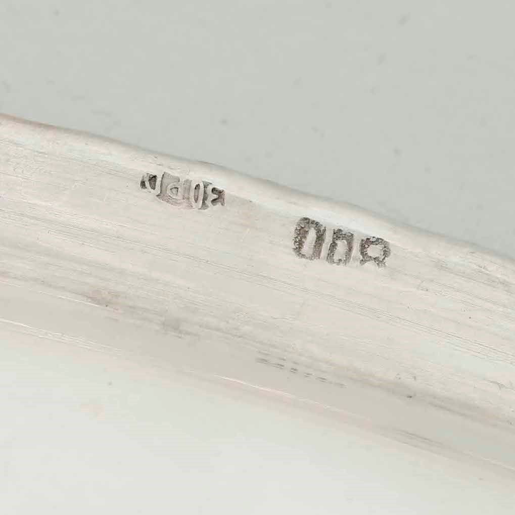 Coppia di Piatti in Argento. Argenteria Veneta del XX Secolo. Argentiere F.lli Zaramella, Padova