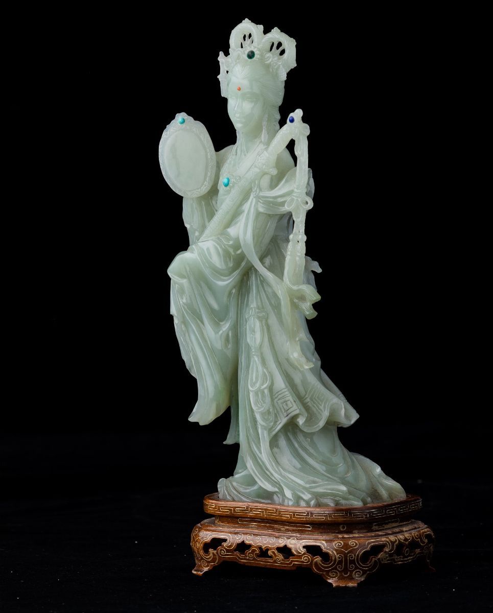 Figura di Fanciulla con Specchio e Spada Scolpita in Giada Celadon e Innesti di Pietre Dure, Cina...