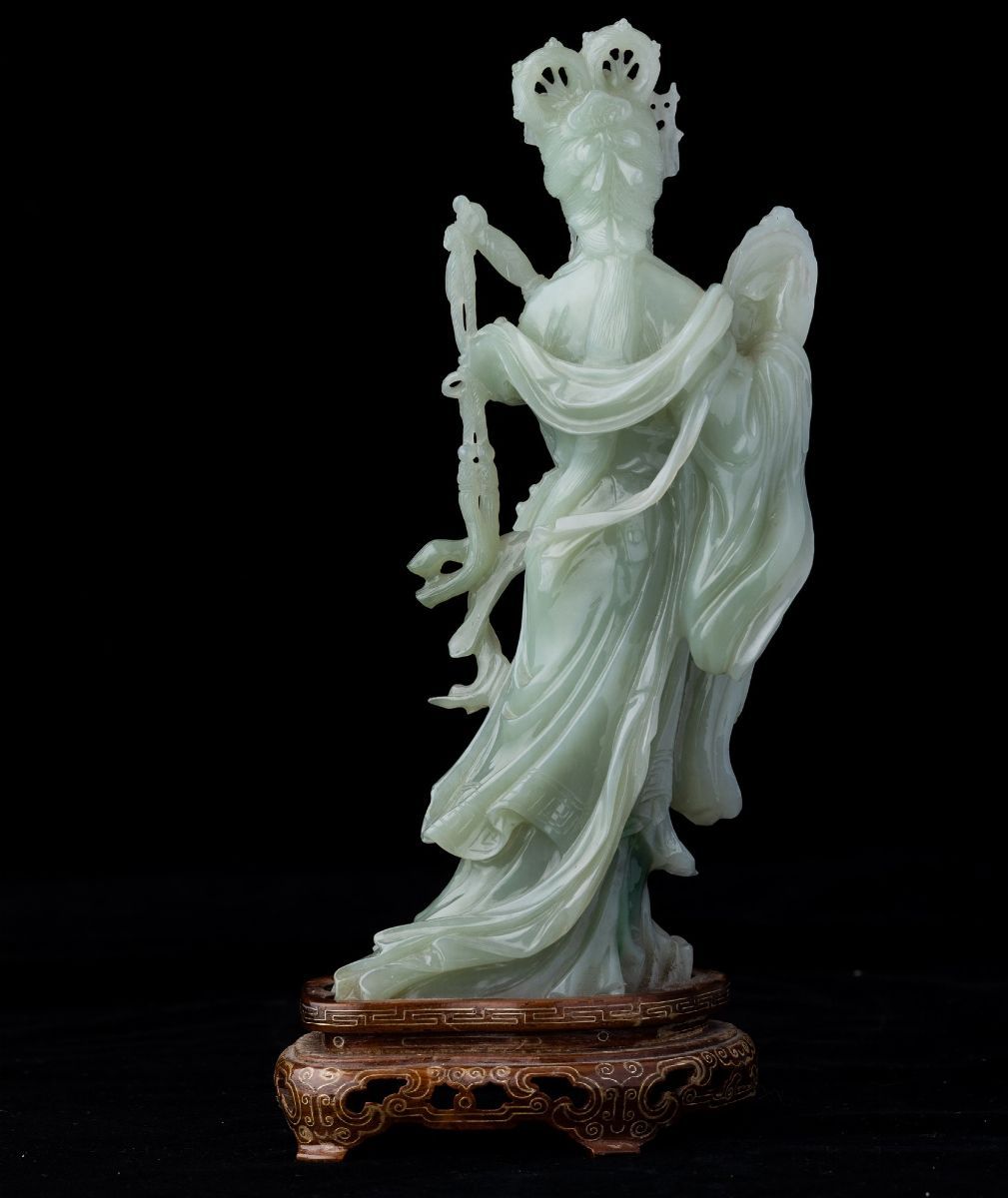 Figura di Fanciulla con Specchio e Spada Scolpita in Giada Celadon e Innesti di Pietre Dure, Cina...