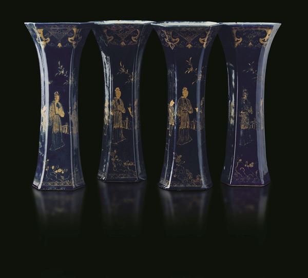 Quattro vasi a tromba a pianta esagonale in porcellana monocroma blu con scene di vita comune lumeggiate in color oro, Cina, Dinastia Qing, epoca Qianlong (1736-1796)