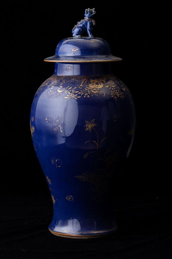 Potiche in porcellana monocroma blu con decori lumeggiati in color oro e presa del coperchio a foggia di leone, Cina, Dinastia Qing, epoca Kangxi (1662-1722)