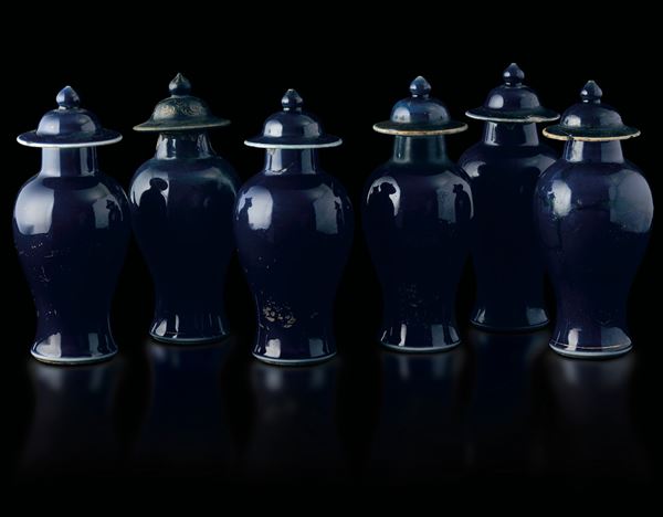 Lotto composto da sei piccole potiches in porcellana monocroma blu poudrè con decori lumeggiati in color oro, Cina, Dinastia Qing, epoca Qianlong (1736-1796)