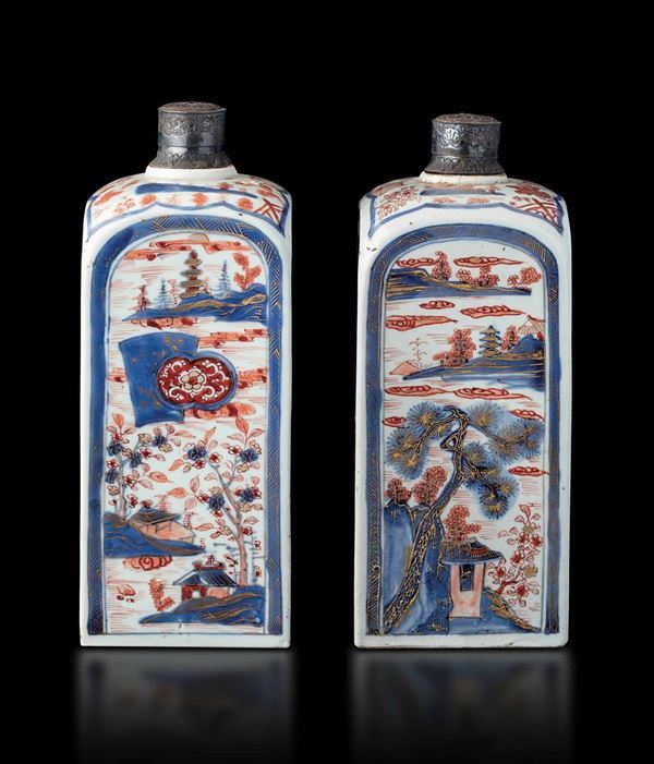Coppia di bottiglie in porcellana Imari con raffigurazioni di paesaggi, Cina, Dinastia Qing, epoca Qianlong (1736-1796)