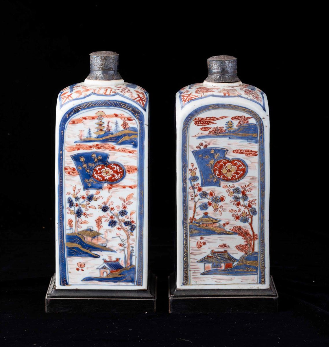 Coppia di Bottiglie in Porcellana Imari con Raffigurazioni di Paesaggi, Cina, Dinastia Qing, Epoc...