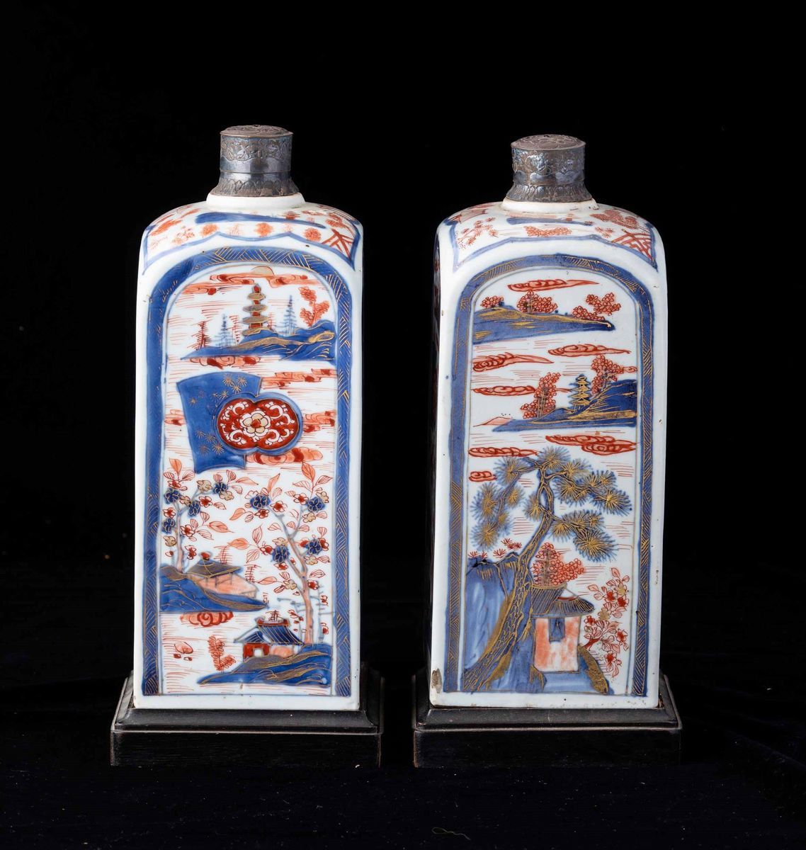 Coppia di Bottiglie in Porcellana Imari con Raffigurazioni di Paesaggi, Cina, Dinastia Qing, Epoc...