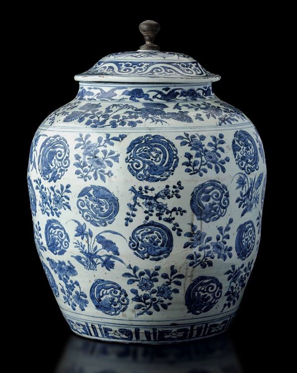 Grande potiche in porcellana bianca e blu con decori floreali e motivi naturalistici, Cina, Dinastia Qing, epoca Wanli (1573-1619)