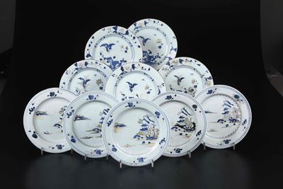 Dieci Piatti in Porcellana Imari Raffiguranti Paesaggi e Soggetti Naturalistici, Cina, Dinastia Q...