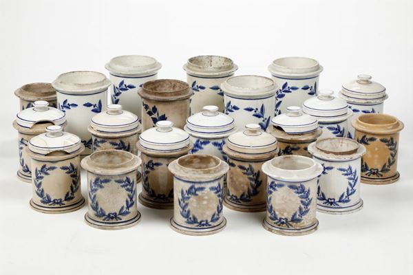 Ventuno vasi da farmacia con nove coperchi, fine del XVIII - inizio del XIX secolo