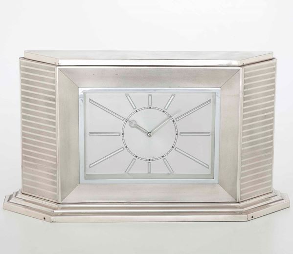Orologio da tavolo rivestito in lamina d'argento. Bollo con fascio littorio in uso dal 1935 al 1945. Argenteria fiorentina del XX secolo