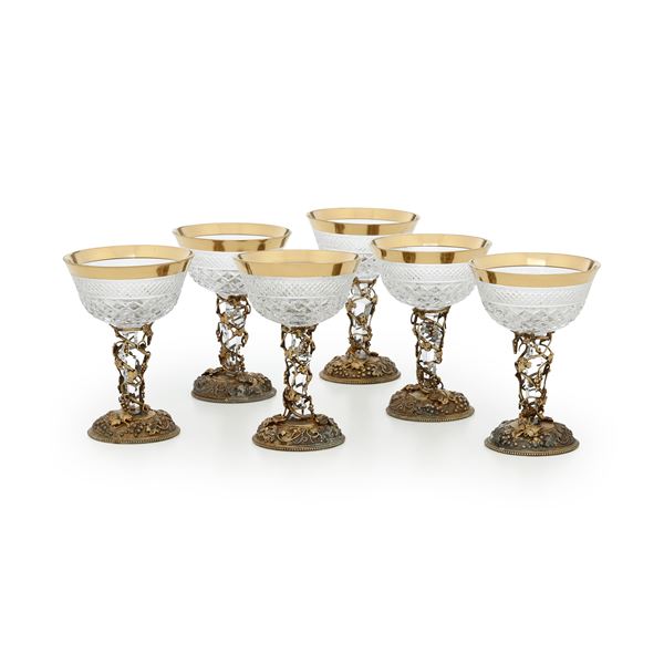 Sei coppe in cristallo con base in argento fuso, cesellato e dorato. Argenteria italiana del XX secolo, bollo dell'argentiere consunto