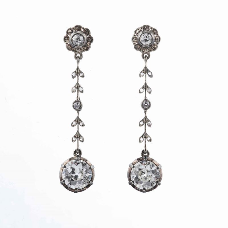 Orecchini pendenti con diamanti di vecchio taglio di ct 2.48 e 2.60 circa  - Asta Fine and Coral Jewels - Cambi Casa d'Aste