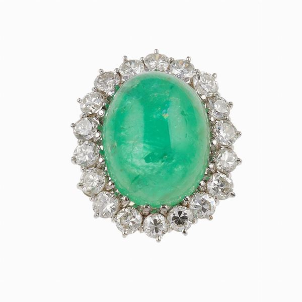 Anello con smeraldo cabochon e diamanti a contorno